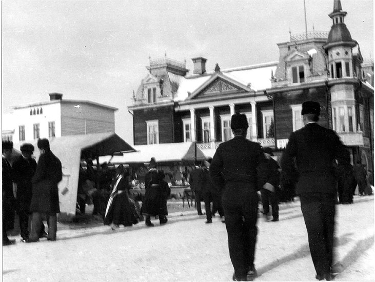 Marknad på torget omkring 1910.