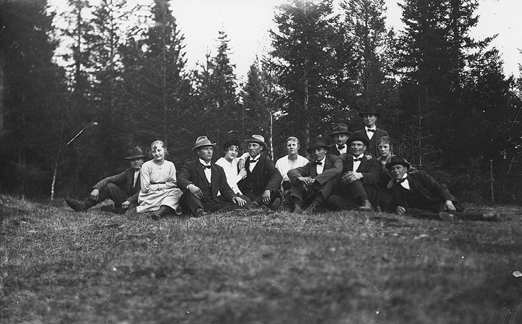 Ungdomar från Östra Ormsjö. Omkring 1920.