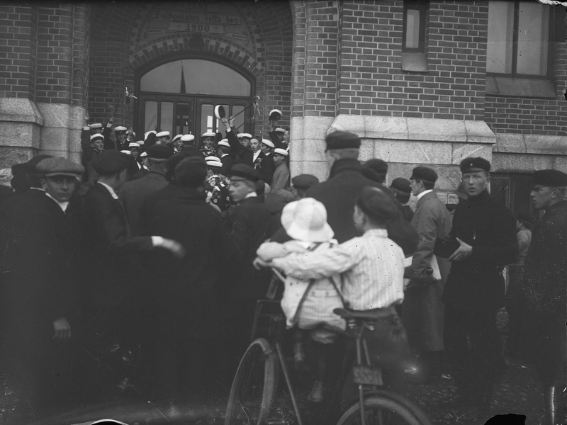 Studentklass i porten på läroverket troligen 1913