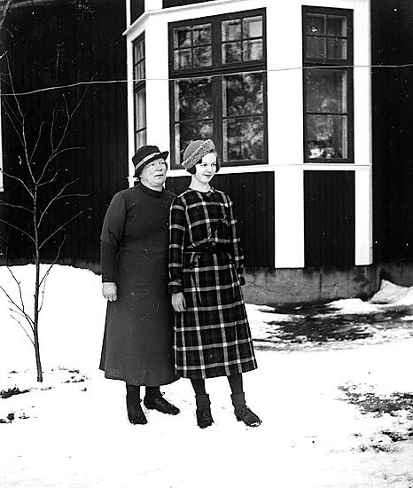 Edit Söderström, 1895-1959, med dottern Gunnel....