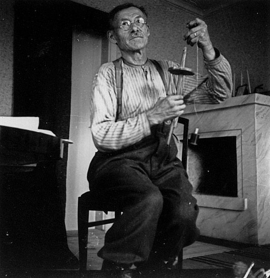 Andreas Vilks, spinner tenntråd. Foto 1941.