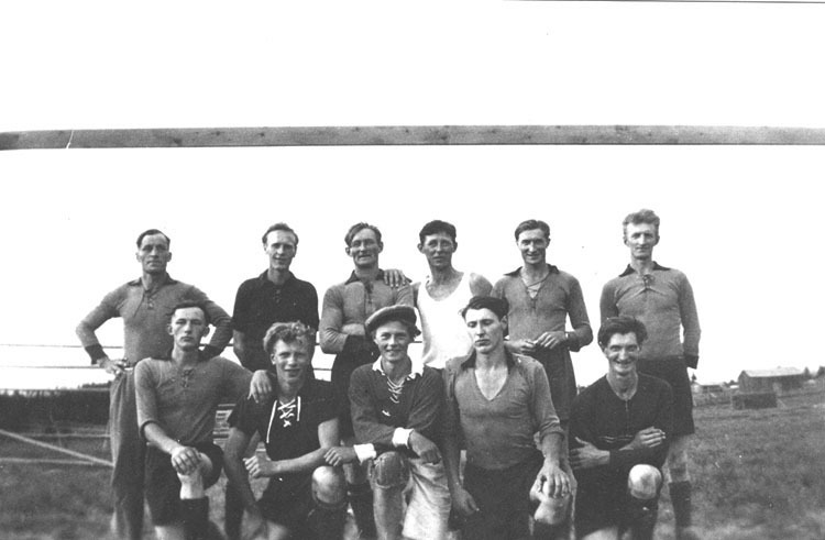 Lavsjö fotbollslag 1946. Bakre raden från vänst...