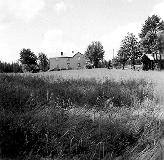 Alvar Engmans gård längst bort i byn.