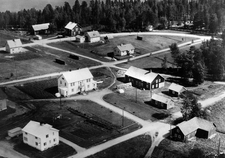 Viska med Thoréns gård i centrum. År 1952.