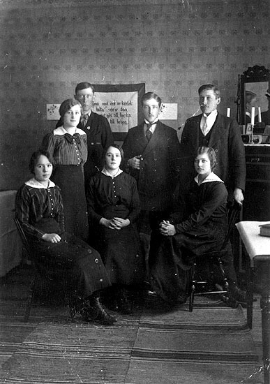 Ungdomar i Erik Bergströms hem omkring 1910.