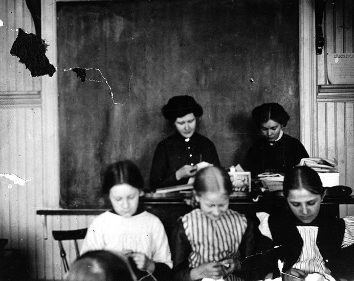 Slöjdlektion i Robertsfors folkskola, 1912. Bak...