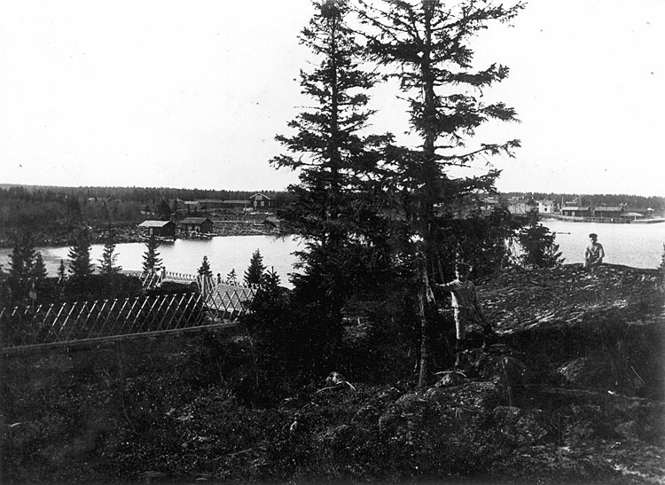 Utsikt från Nisteths grav mot byn och hamnen.