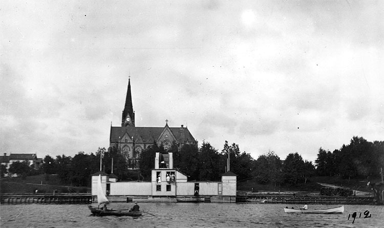 Badhuset med kyrkan i bakgrunden 1912.