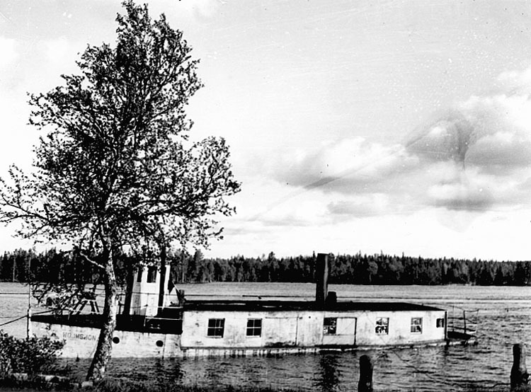 Vid bryggan i Nyluspen låg 1946, kapten Lundber...