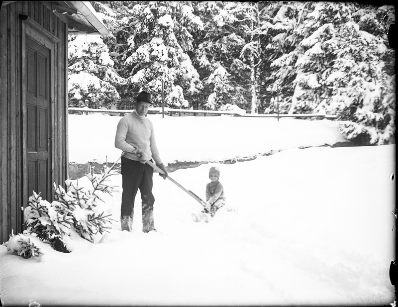 Snöskottning med Nils Björkman och sonen Gunnar...