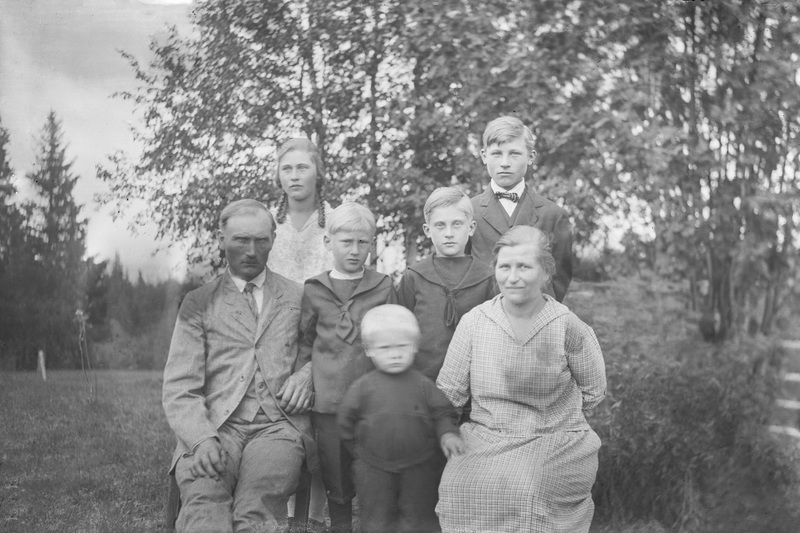 Familj i Holmträsk utanför Umnäs.