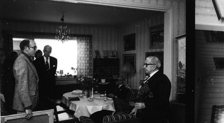 Gösta Skoglund uppvaktas på sin 75-års dag av k...