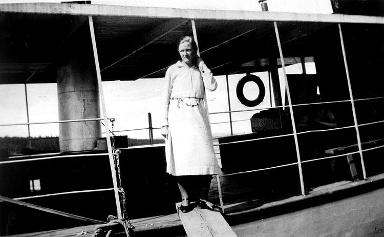 Ångbåten Mars. Nanny Lundberg, omkring 1925.