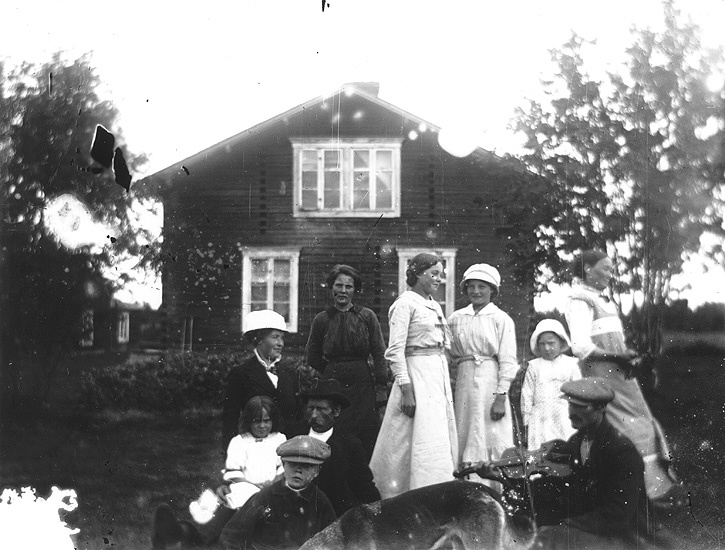 Ungdomar från Arksjö. Vikströms gård före 1920.