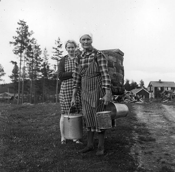 Lina och Mari Edström på väg att mjölka i somma...