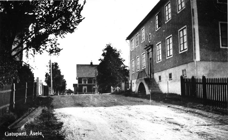 Närmast till höger posthuset byggt omkring 1925...