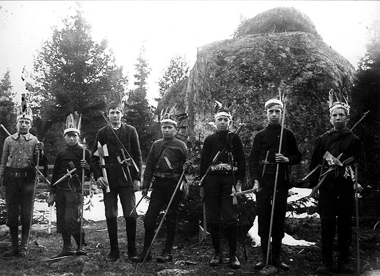 Pojkar utklädda till indianer på Sikeåberget.