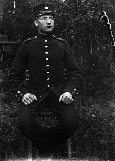 Alfred Fredriksson, Mjödtjärn, i I 20:s uniform...