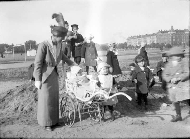 Maria Björkman tillsammans med barnen Gunnar oc...