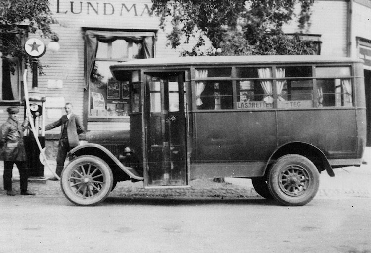 Skolgatan 47. Kring 1920-talet. Bussen mellan L...