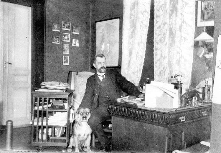 Provinsialläkaren Bernhard Aurelius med hunden ...