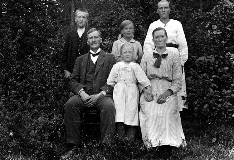 Familjen Bäcklund, dottern Märta och hustrun Ti...