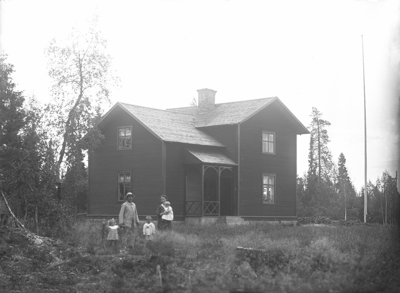 Frans Hjukström med familj. Huset byggt 1911-12...