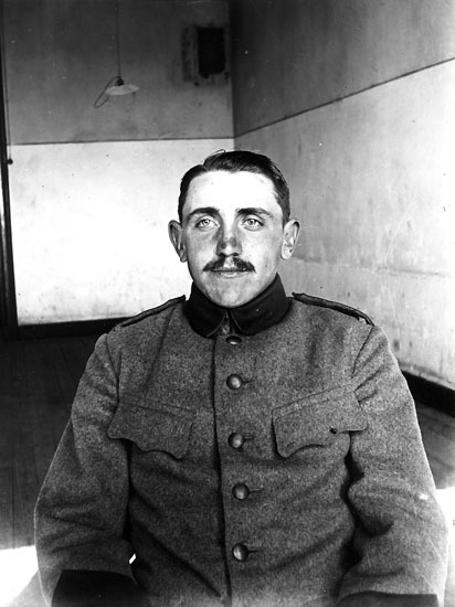 Porträtt av en okänd man iförd uniform.