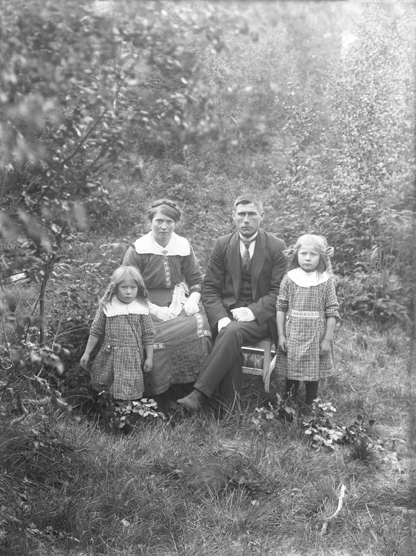 Emil Vännberg med fru Emma och flickorna Alice ...