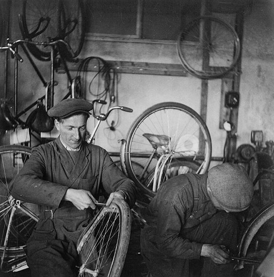 Arne Forsberg, i sin cykelverkstad i Vilhelmina...