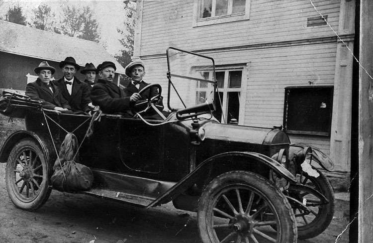 Bilfärd på 1920-talet. Från vänster Hilmar Burs...