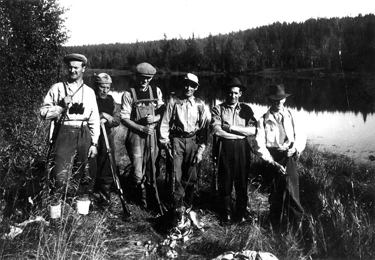 Älgjägare vid Gideåälven, Fredrika omkring 1953.