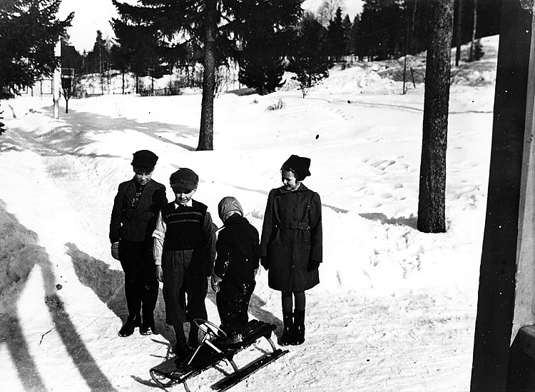 En kvartett skolbarn fotograferade 1925. Barnen...
