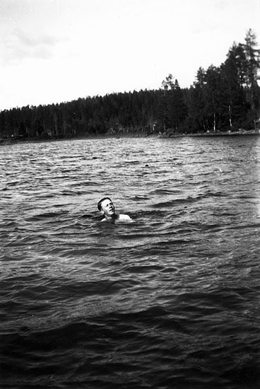Ingvar Berg på simtur i Tryssjön. 1926.