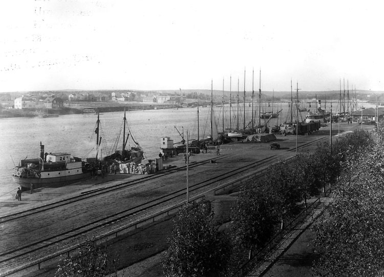 Hamnen. Umeå inre hamn på 1920-talet. Båten län...
