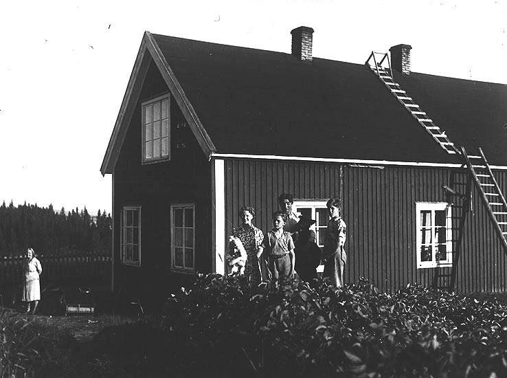 Värner Karlssons familj vid sitt hus. Värner Ka...