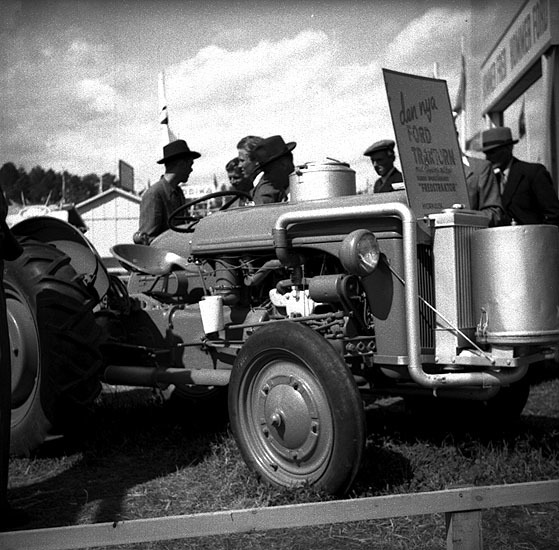 Ford-traktor, jordbruksmässa i Umeå 1944. Troli...