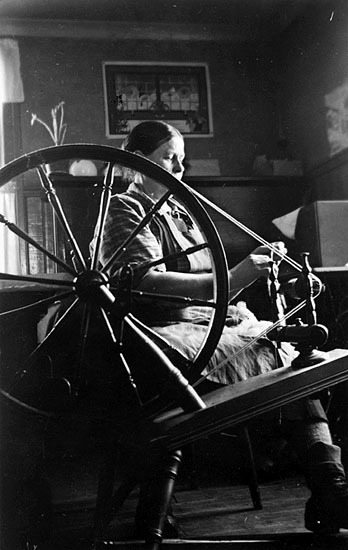 Fru Johanna Sehlström, Bäsksjö, spinner ulltråd.