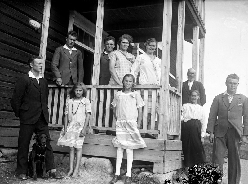 Karl Persson med familj på gården i Ankarsund.
