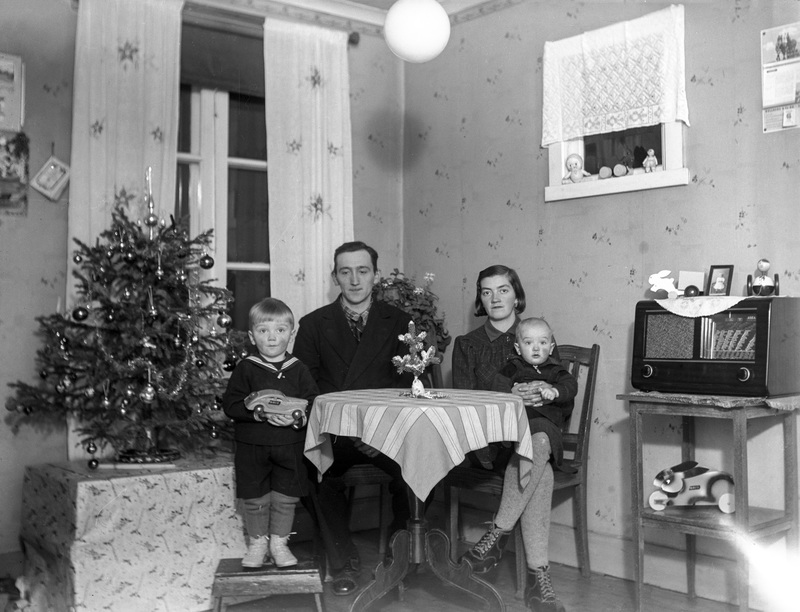 Fällfors 1:5. Från julen 1941. Från vänster: Ka...