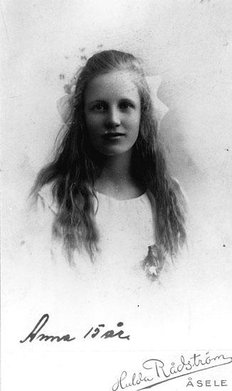 Anna Mikaelsson, Avasjö, född 1908. Kusin till ...