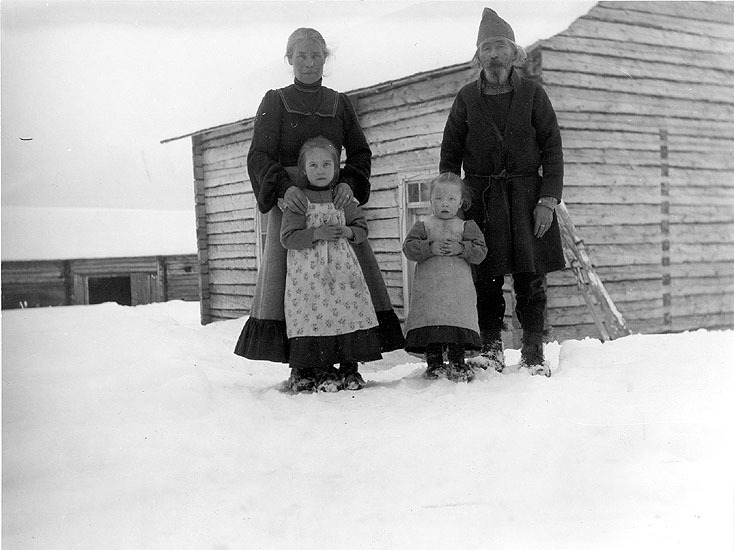 Björnjägaren Sjul Andersson med hustru och barn...