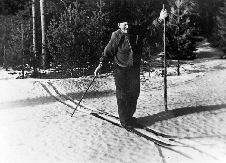 N W Lundkvist, 80 år, på skidor.