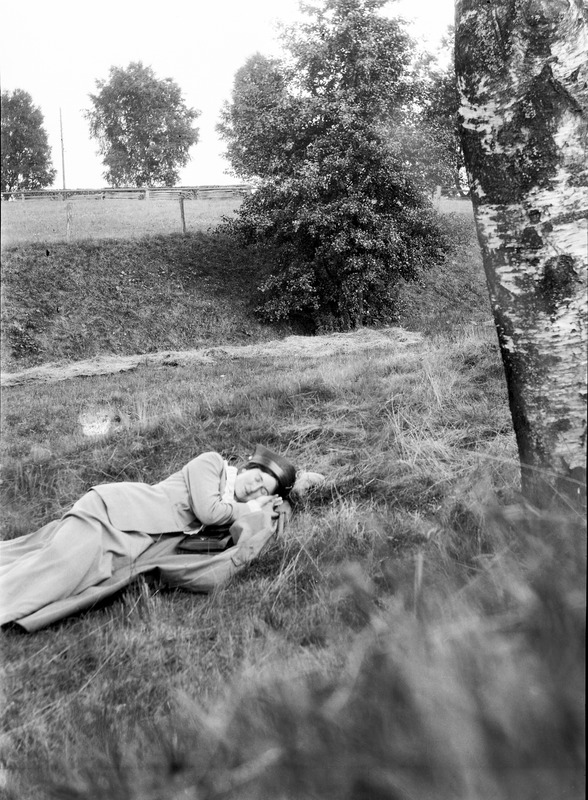Maria Björkman vilar sig i gräset, Köpmanholm, ...