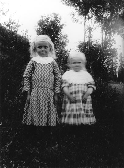 Ottilia och Ninnie Engman, Åkernäs, Bjurholm.