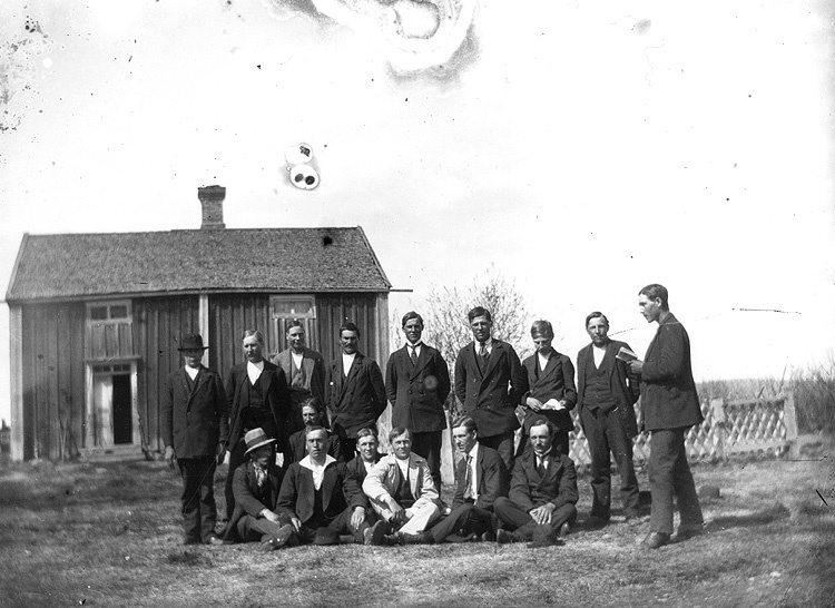 Arksjö ungdomar på 1920-talet. I bakgrunden föd...