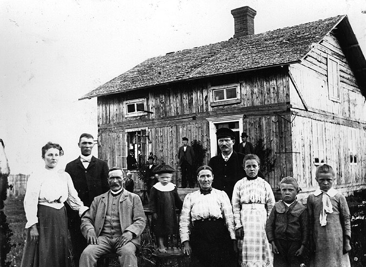 Herbert Näslund med några av sina 17 barn, Väst...