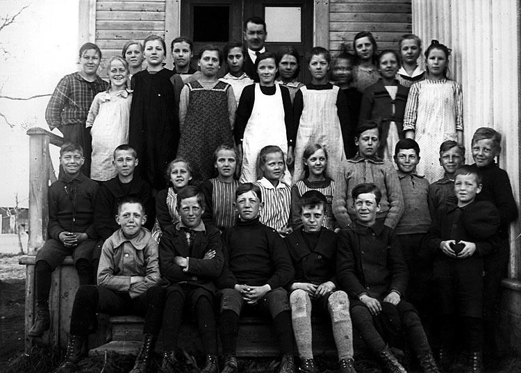 Skolklass omkring 1922 med lärare Olof Carlsson...