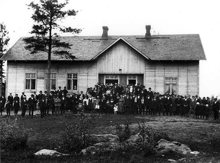Samling utanför skolan, 28/8 1920.