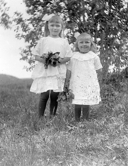 Porträtt av två okända flickor.